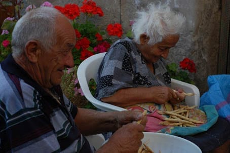 Italia & Bepe preparing borlotti