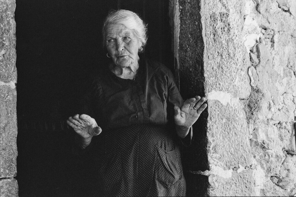 Sebastiana Papa, Olimpia Mastrodascio, storyteller, Cerqueto di Fano Adriano (Abruzzo), June 1977