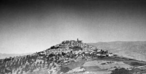 Carunchio. From Touring Club Italiano, 1948. Photo credited to Roasio.