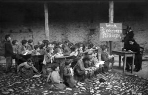 Tema - L' Abruzzo Risorge, at school in Poggetello 1946, near Tagliacozzo. Photo by Antonio Cervellieri.
